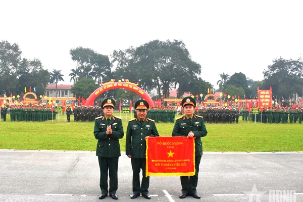 Thượng tướng Trương Thiên Tô dự Lễ ra quân huấn luyện tại Trung đoàn 692